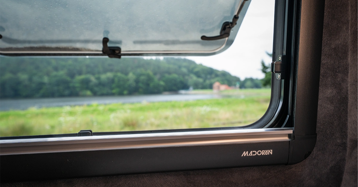 Okno do kampera ścienne marki Madovan